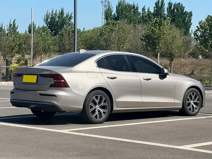 Volvo S60 2023 B4 Zhiyi Luxury Edition 2022 — миниатюра 3