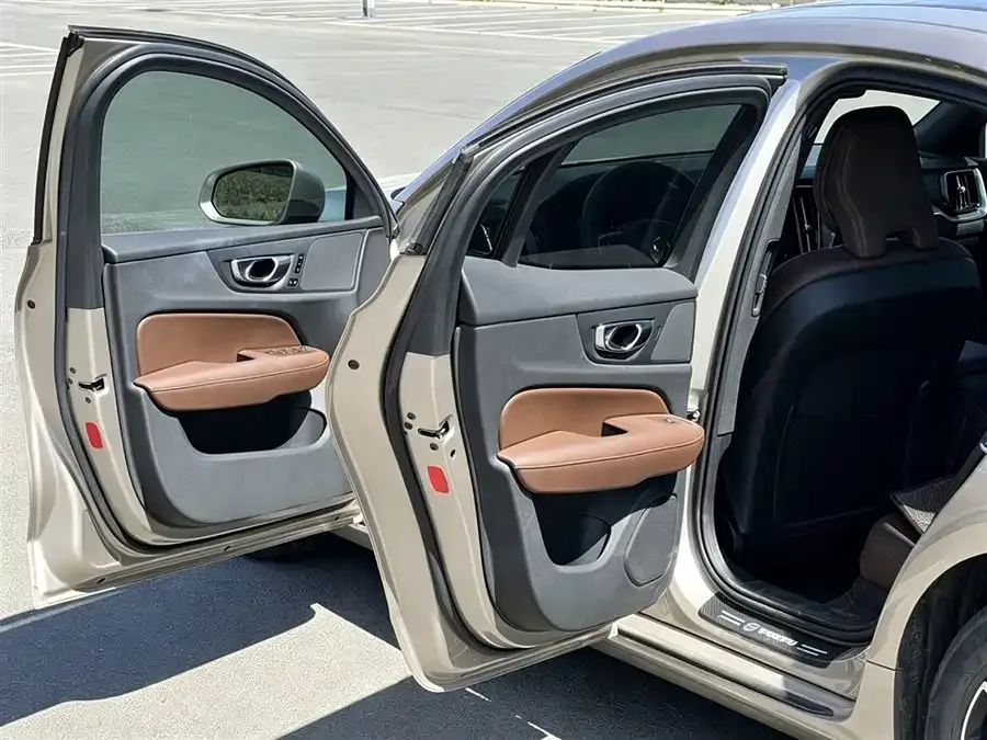 Volvo S60 2023 B4 Zhiyi Luxury Edition 2022 — миниатюра 5
