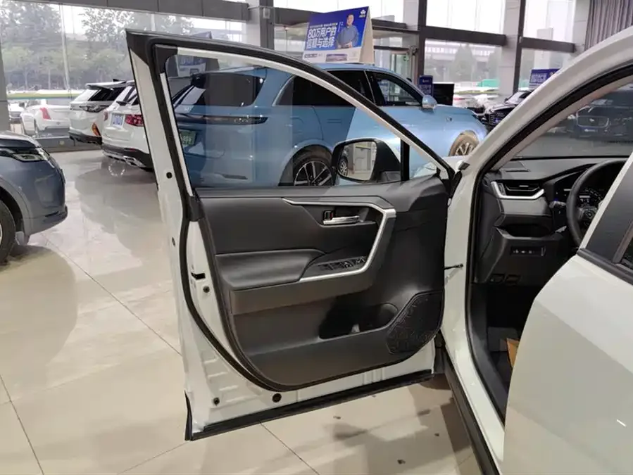 Toyota RAV4 RAV4 Rongfang 2023 2.0L CVT 2WD Fashion Edition 2023 — миниатюра 4