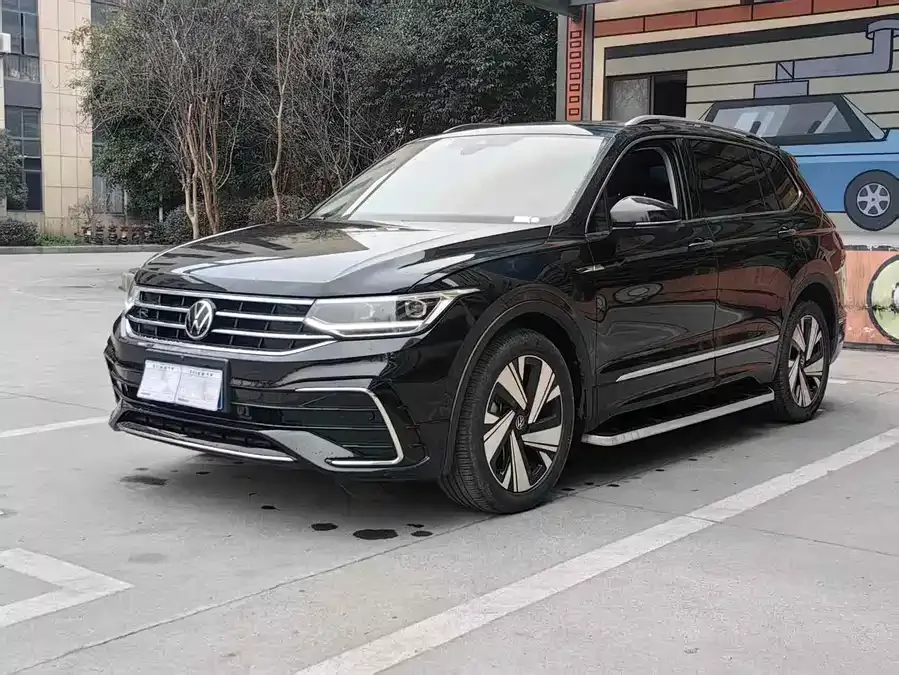 Volkswagen Tiguan L Tiguan L 2022 330TSI Automatic 2WD R-Line Enjoy Edition 2023 — фото 1, купить с доставкой в Москву