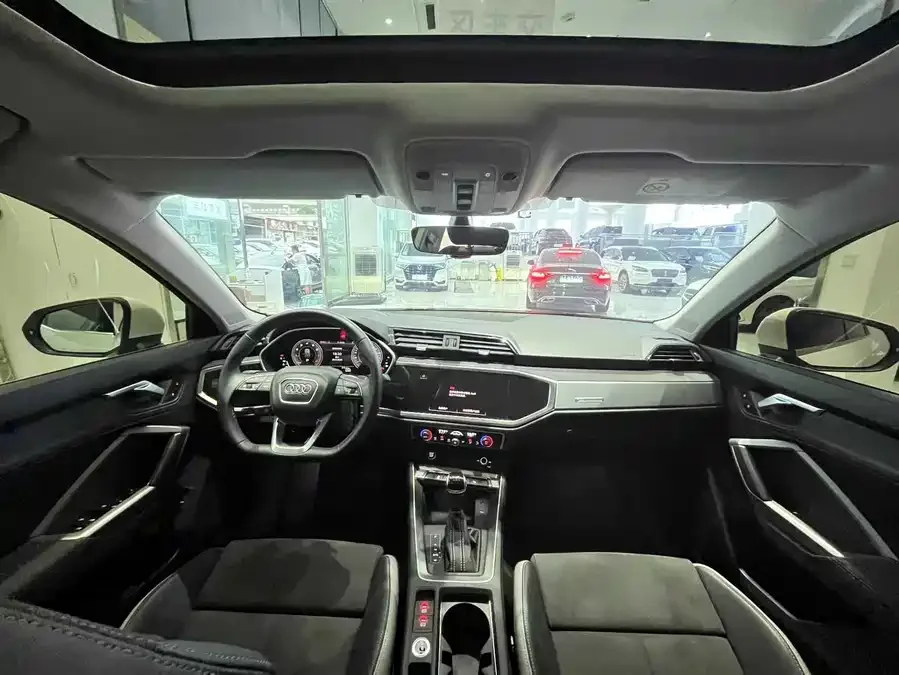 Audi Q3 2023 35 TFSI Fashion Dynamic Edition (1.4T) 2023 — миниатюра 2