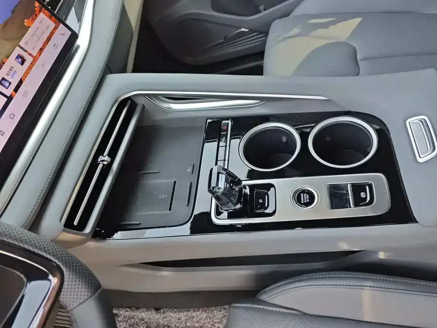 Geely Atlas Boyue 2026 1.5TD beautiful 2026 — миниатюра 4