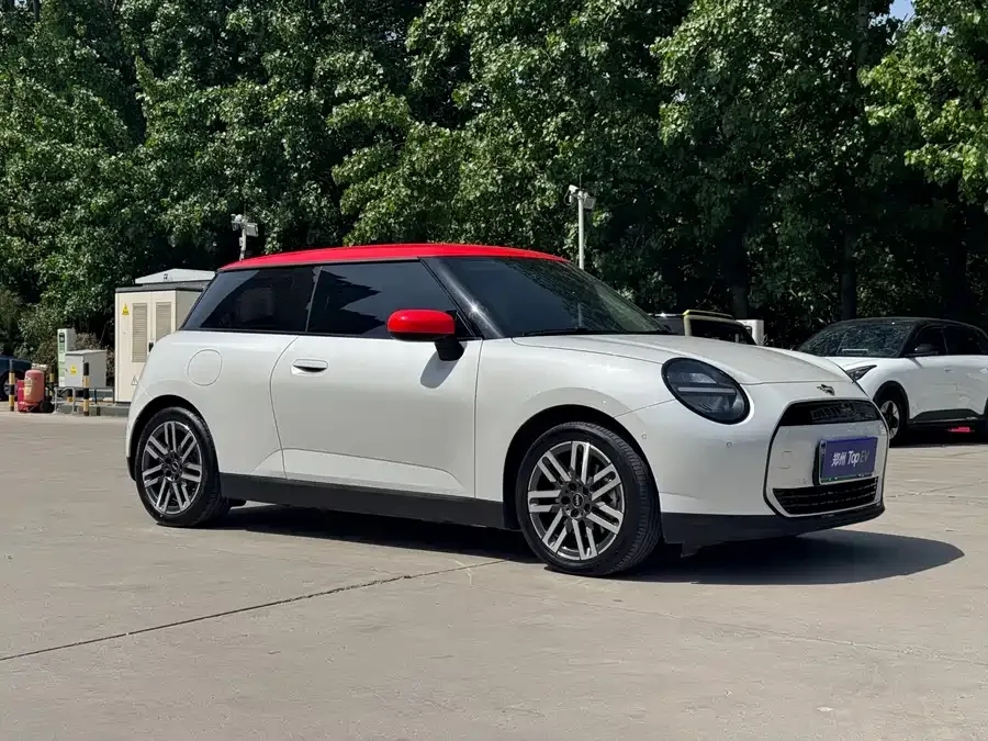 MINI electric COOPER Electric MINI COOPER 2024 456km COOPER E Classic 2024 — миниатюра 3