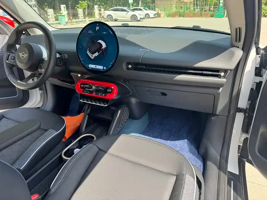 MINI electric COOPER Electric MINI COOPER 2024 456km COOPER E Classic 2024 — миниатюра 4