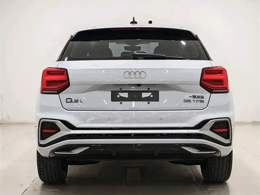 Audi Q2L 2022 35 TFSI aggressive and dynamic model 2022 — миниатюра 2