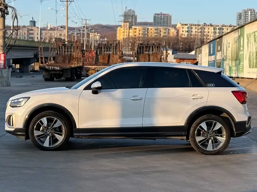 Audi Q2L 2022 35 TFSI aggressive and dynamic model 2022 — миниатюра 3
