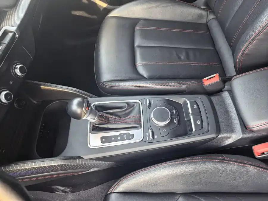 Audi Q2L 2022 35 TFSI aggressive and dynamic model 2023 — миниатюра 5