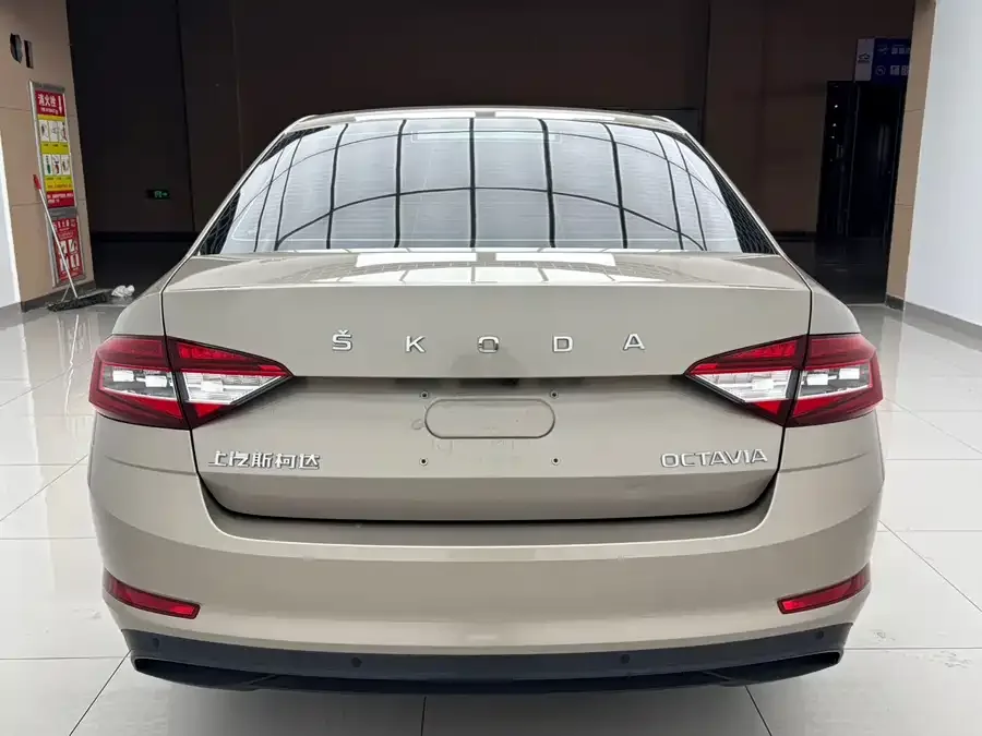 Skoda Octavia Octavia 2022 1.5L Automatic Comfort Edition 2023 — миниатюра 2