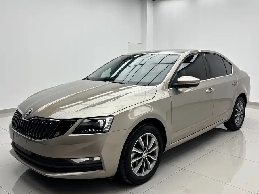 Skoda Octavia Octavia 2022 1.5L Automatic Comfort Edition 2023 — фото 1, купить с доставкой в Москву
