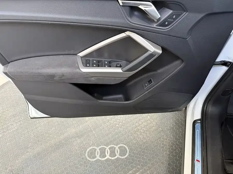 Audi Q3 2023 35 TFSI Fashion Dynamic Edition (1.4T) 2022 — миниатюра 5