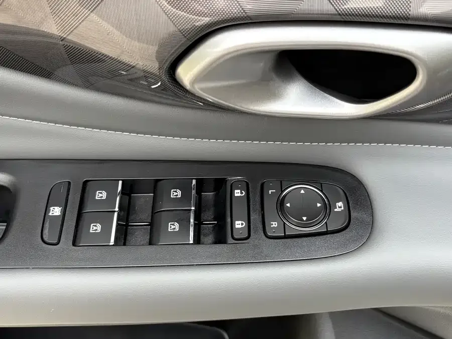 GAC Trumpchi Shadow Leopard Shadow Leopard 2024 270T DCT Shadow Leopard R-Style Edition 2025 — миниатюра 5