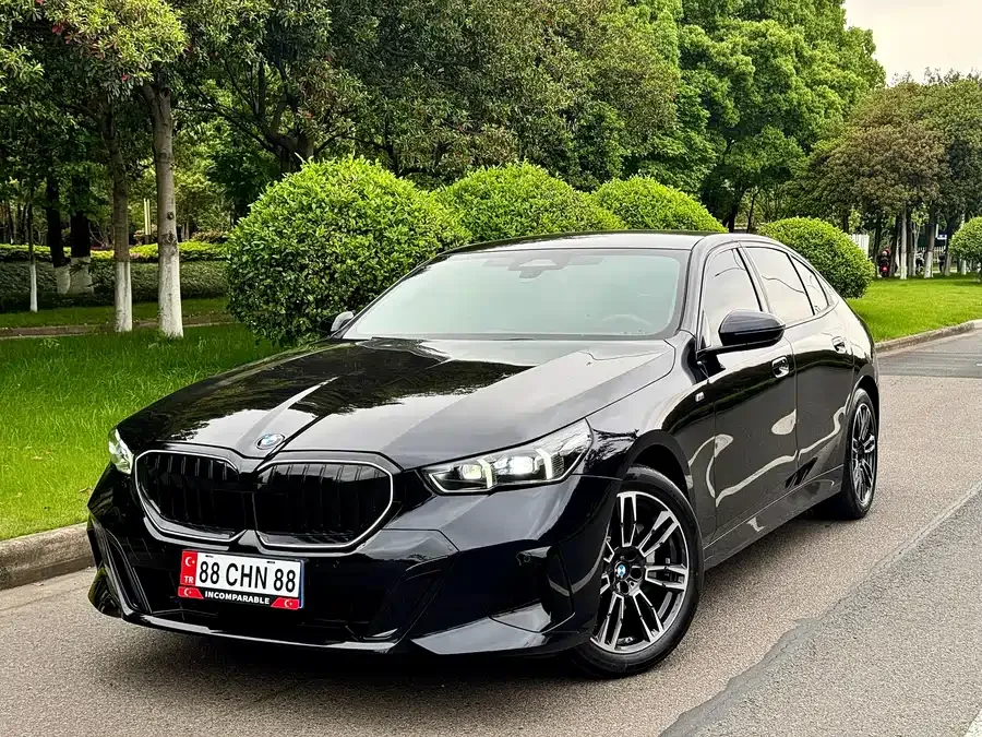 BMW 5 series BMW 5 Series 2025 530Li Leading M Sport Package 2025 — фото 1, купить с доставкой в Москву