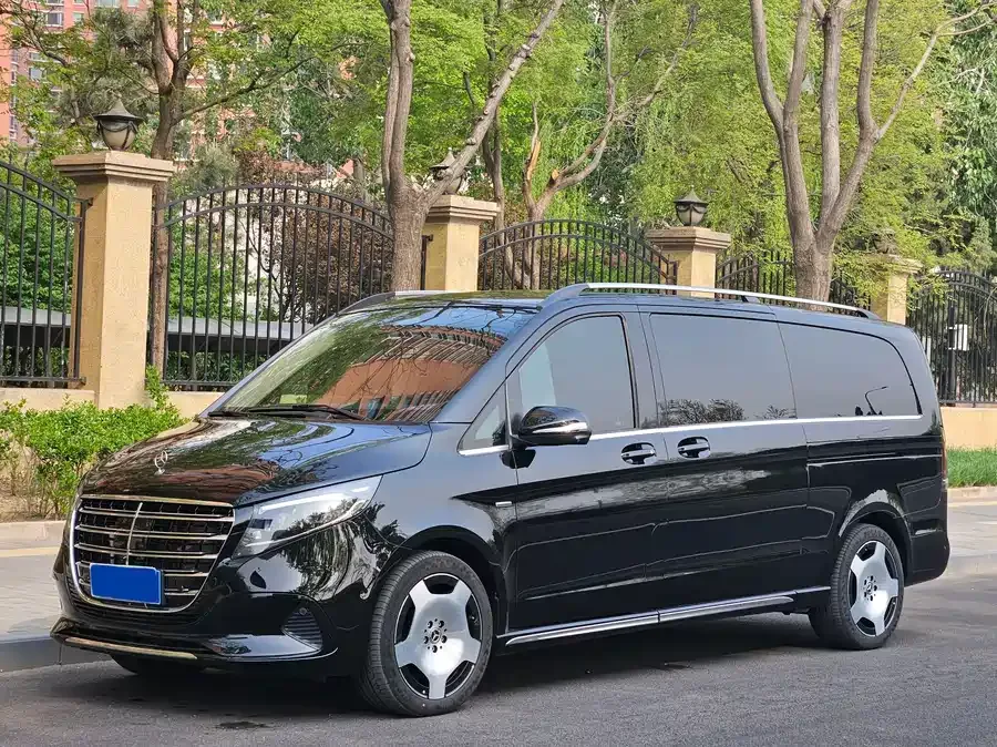 Mercedes-Benz Class V Mercedes-Benz V-Class 2024 V 300 L Long Wheelbase Luxury Edition 2025 — фото 1, купить с доставкой в Москву