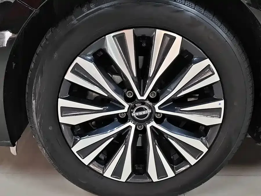 Nissan Altima 2025 Teana 2.0L SV Black Gold Edition 2025 — миниатюра 4