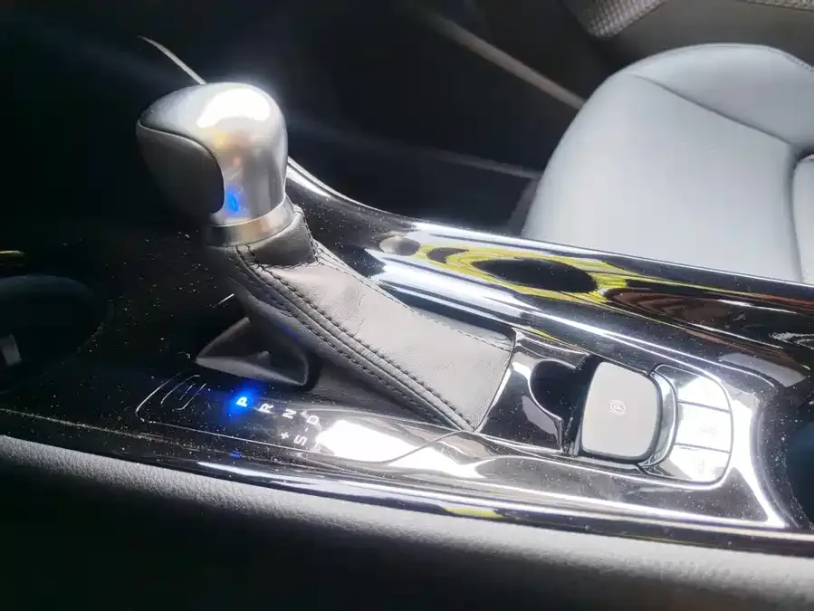 Toyota CHR 2021 Dual Engine 2.0L E-CVT Deluxe Edition 2023 — миниатюра 4
