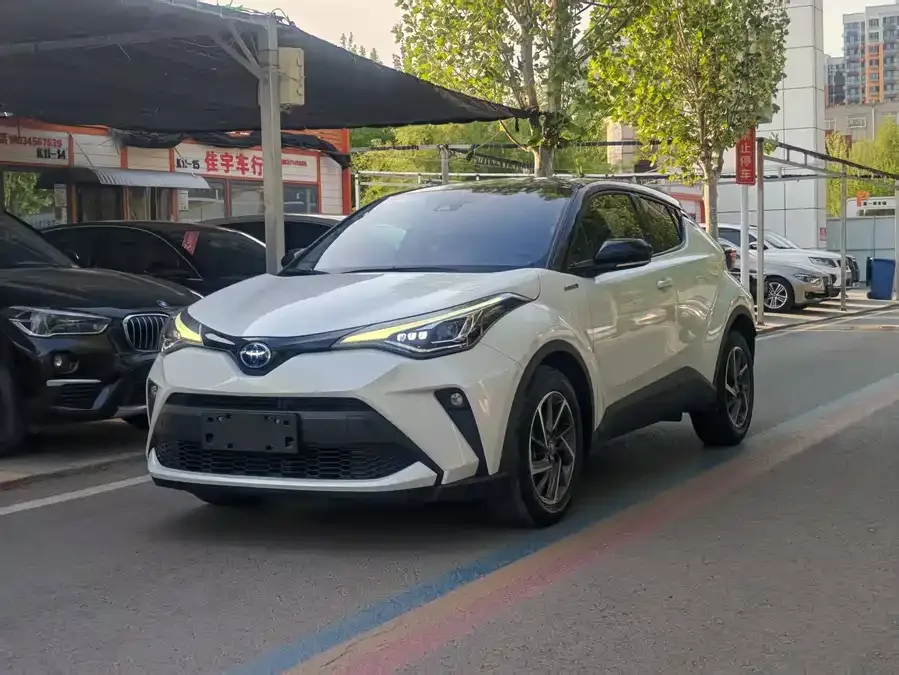 Toyota CHR 2021 Dual Engine 2.0L E-CVT Deluxe Edition 2023 — фото 1, купить с доставкой в Москву