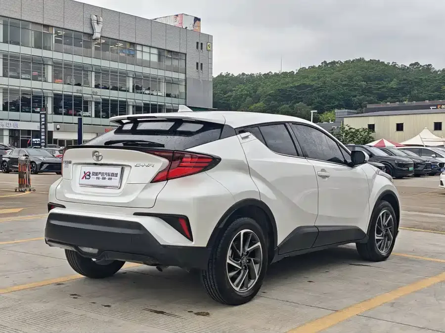 Toyota CHR 2023 2.0L Luxury Edition 2024 — миниатюра 4