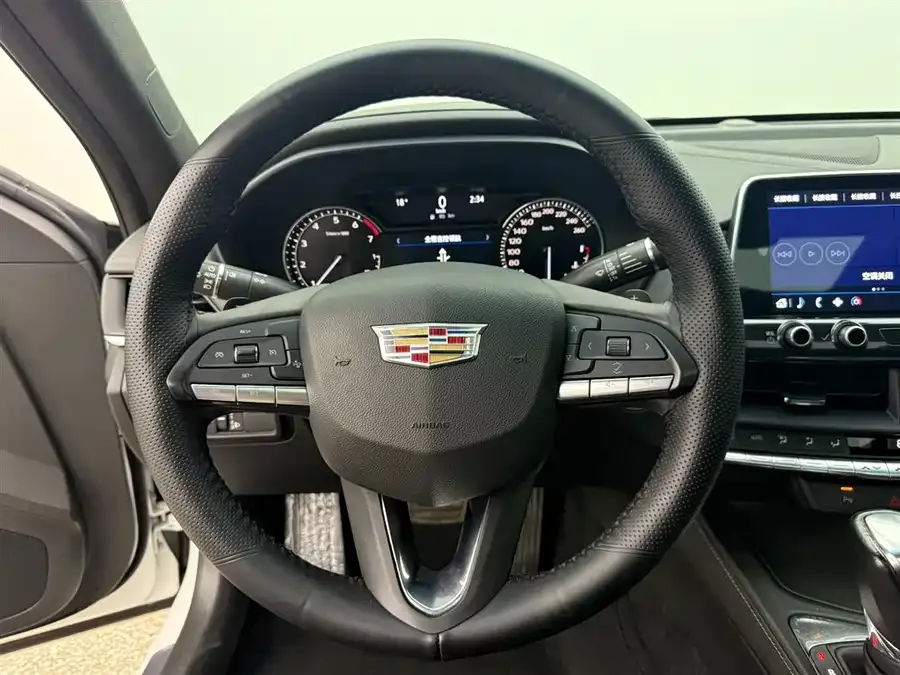 Cadillac CT4 2022 28T Fashion Model 2023 — миниатюра 3