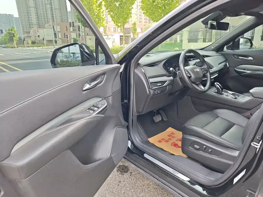 Cadillac XT4 2022 28T two-wheel drive luxury model 2022 — миниатюра 2