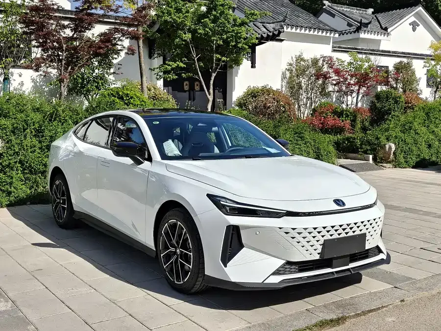 Changan UNI-V Smart Electric iDD Changan UNI-V iDD 2024 Blue Whale iDD 136km Premium Edition 2025 — миниатюра 3