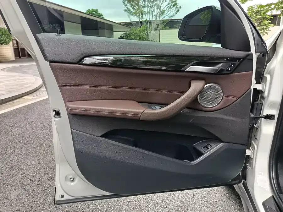 BMW X1 2022 sDrive25Li Leading Edition 2022 — миниатюра 5