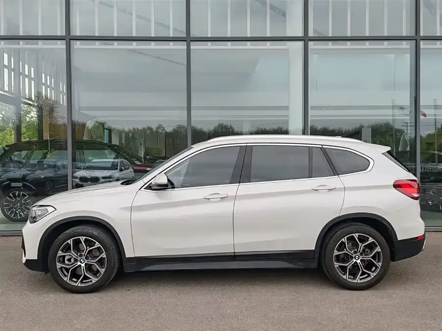 BMW X1 2022 sDrive25Li Leading Edition 2022 — миниатюра 3