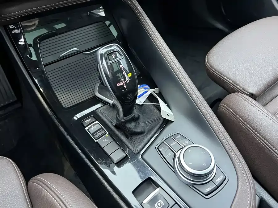 BMW X1 2021 sDrive20Li Exclusive Model 2022 — миниатюра 5