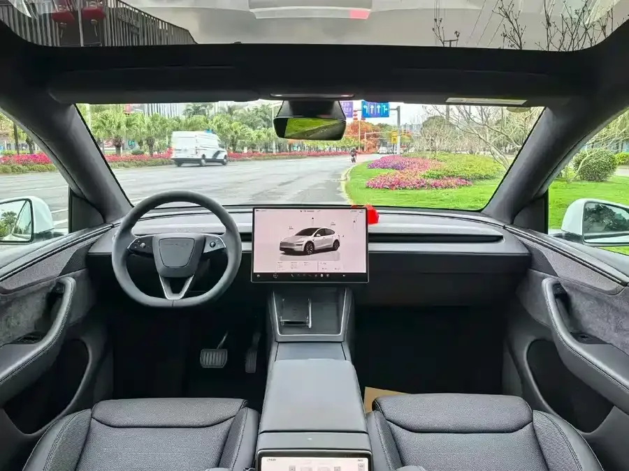 Tesla Model YL Model YL 2025 long-range all-wheel drive version 2025 — миниатюра 2