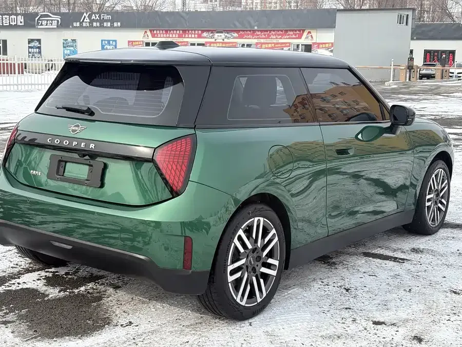 MINI electric COOPER Electric MINI COOPER 2025 456km COOPER E Classic 2024 — миниатюра 2