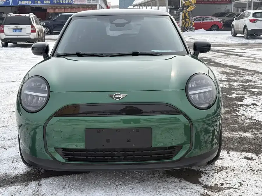 MINI electric COOPER Electric MINI COOPER 2025 456km COOPER E Classic 2024 — миниатюра 3