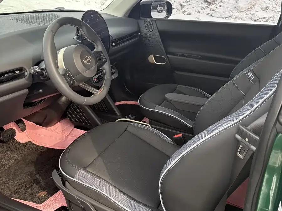MINI electric COOPER Electric MINI COOPER 2025 456km COOPER E Classic 2024 — миниатюра 4