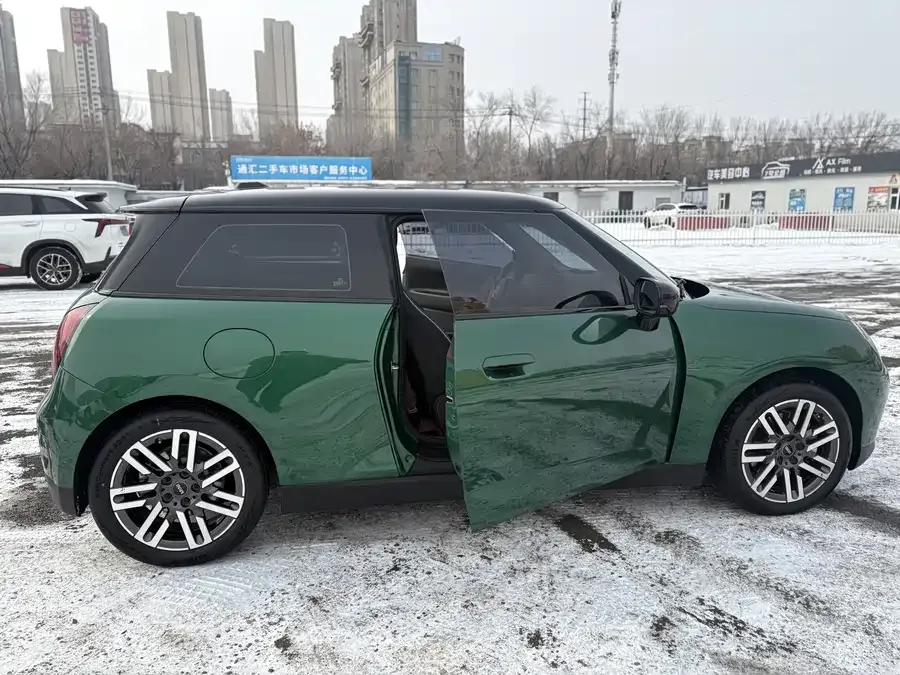 MINI electric COOPER Electric MINI COOPER 2025 456km COOPER E Classic 2024 — миниатюра 5