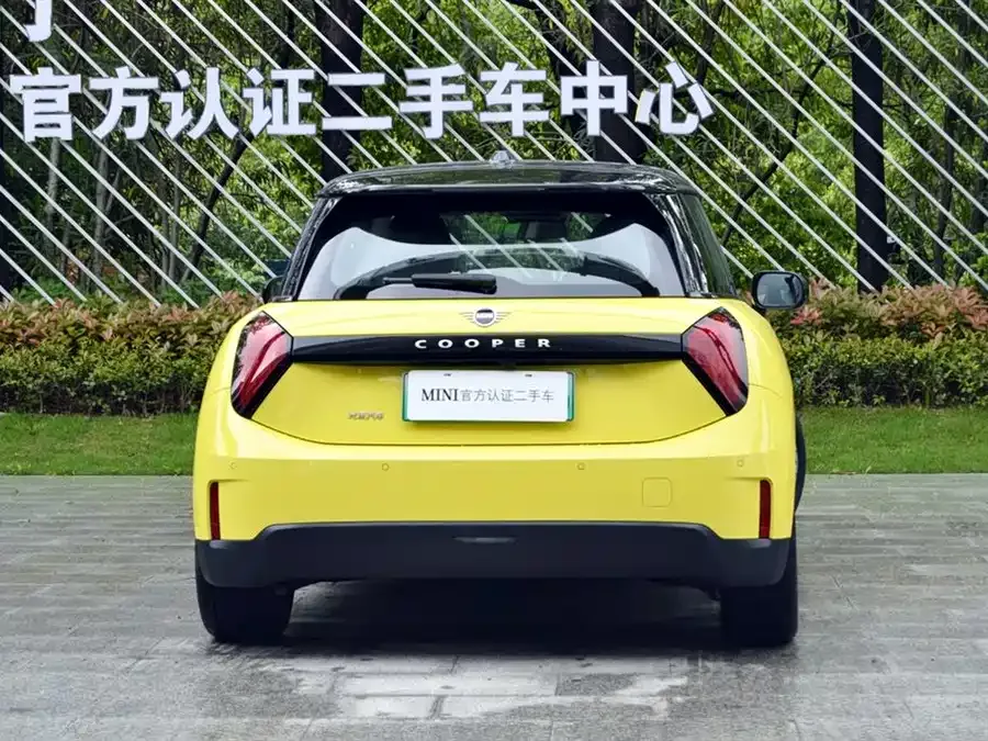 MINI electric COOPER Electric MINI COOPER 2024 456km COOPER E Classic 2024 — миниатюра 2