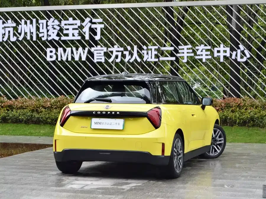 MINI electric COOPER Electric MINI COOPER 2024 456km COOPER E Classic 2024 — миниатюра 3