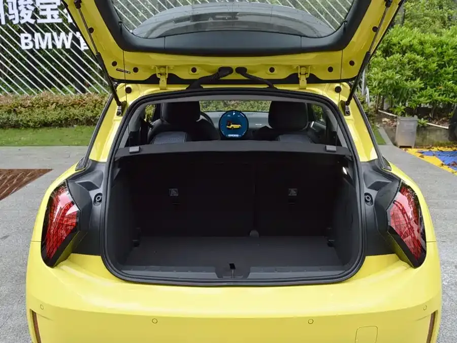 MINI electric COOPER Electric MINI COOPER 2024 456km COOPER E Classic 2024 — миниатюра 4