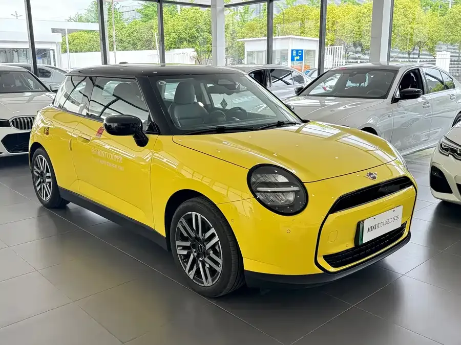 MINI electric COOPER Electric MINI COOPER 2024 456km COOPER E Classic 2024 — миниатюра 3