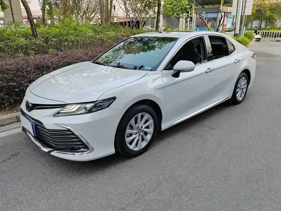 Toyota Camry Camry 2023 2.0G Deluxe Edition 2023 — фото 1, купить с доставкой в Москву