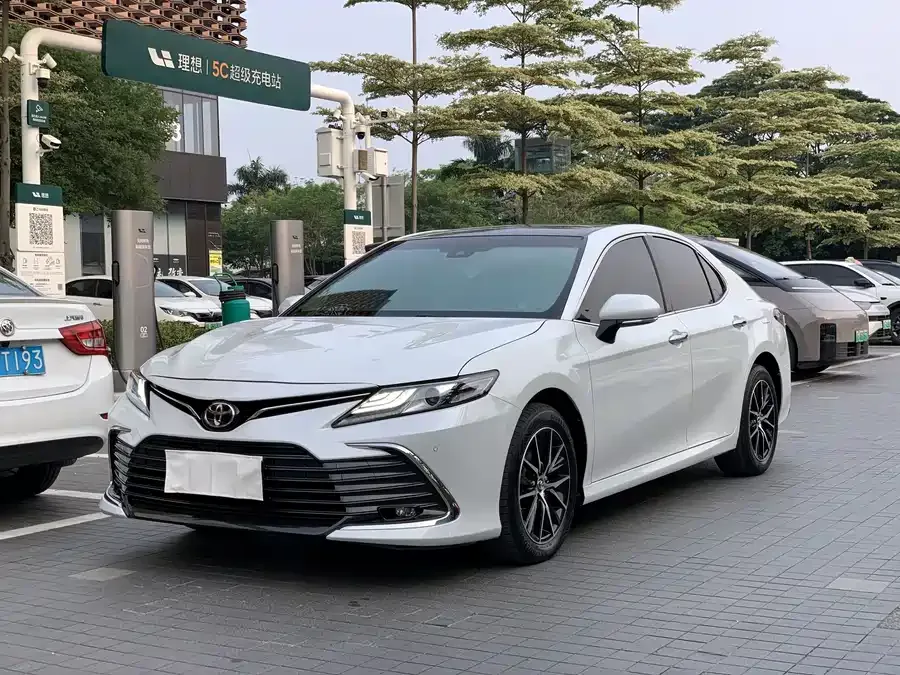 Toyota Camry Camry 2023 2.0G Deluxe Edition 2023 — фото 1, купить с доставкой в Москву