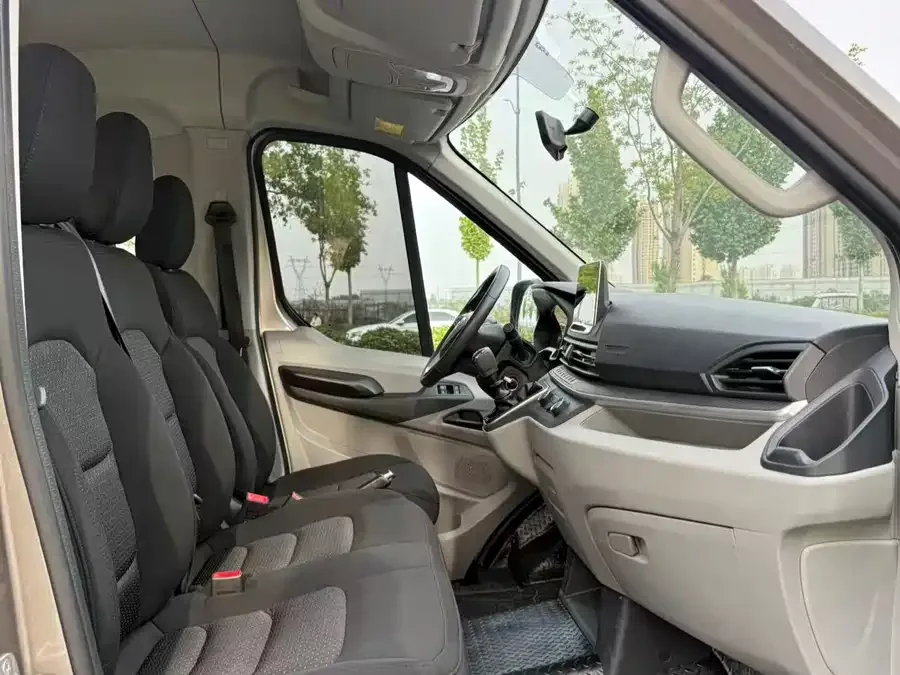 Maxus Xintu V90 Xintu V90 2022 2.0T manual Yunjie front drive short axle mid-top rear single tire 6 seats 2022 — миниатюра 2