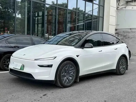 Tesla Model YL 2026 купить в Москве