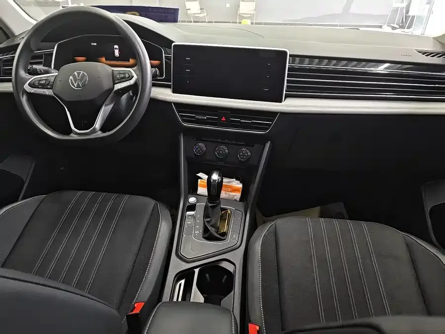 Volkswagen Tiguan L Tiguan L 2022 330TSI Automatic 2WD Comfort Edition 2022 — миниатюра 4