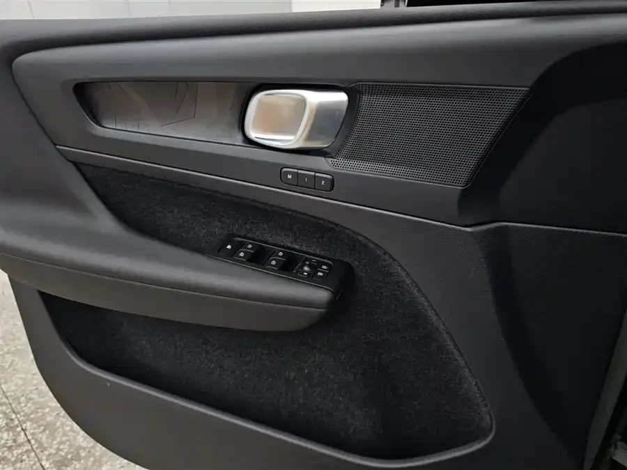 Volvo XC40 New Energy 2023 Long Range Edition 2023 — миниатюра 2