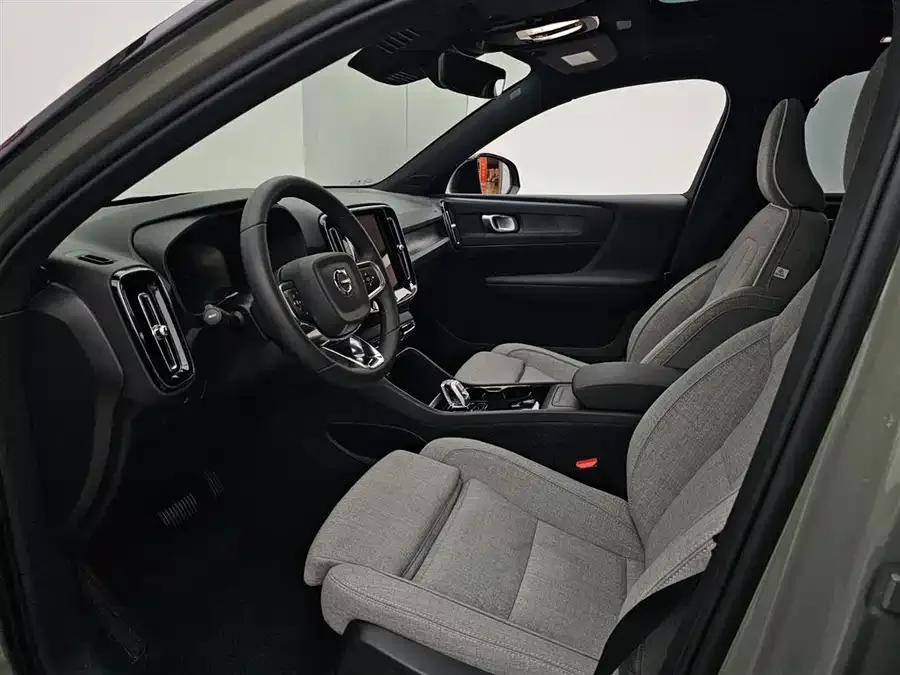 Volvo XC40 New Energy 2023 Long Range Edition 2023 — миниатюра 3