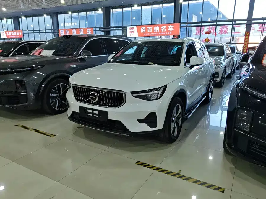 Volvo XC40 2023 B3 Zhiyuan Luxury Edition 2022 — фото 1, купить с доставкой в Москву