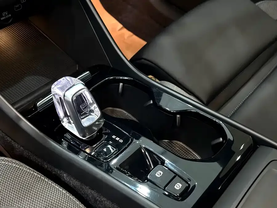 Volvo XC40 2023 B3 Zhiyuan Luxury Edition 2022 — миниатюра 5