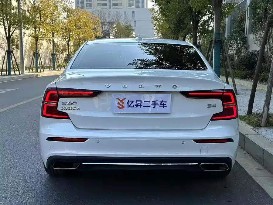 Volvo S60 2022 B4 Zhiyi Luxury Edition 2022 — миниатюра 2