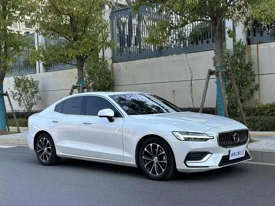Volvo S60 2022 B4 Zhiyi Luxury Edition 2022 — миниатюра 3
