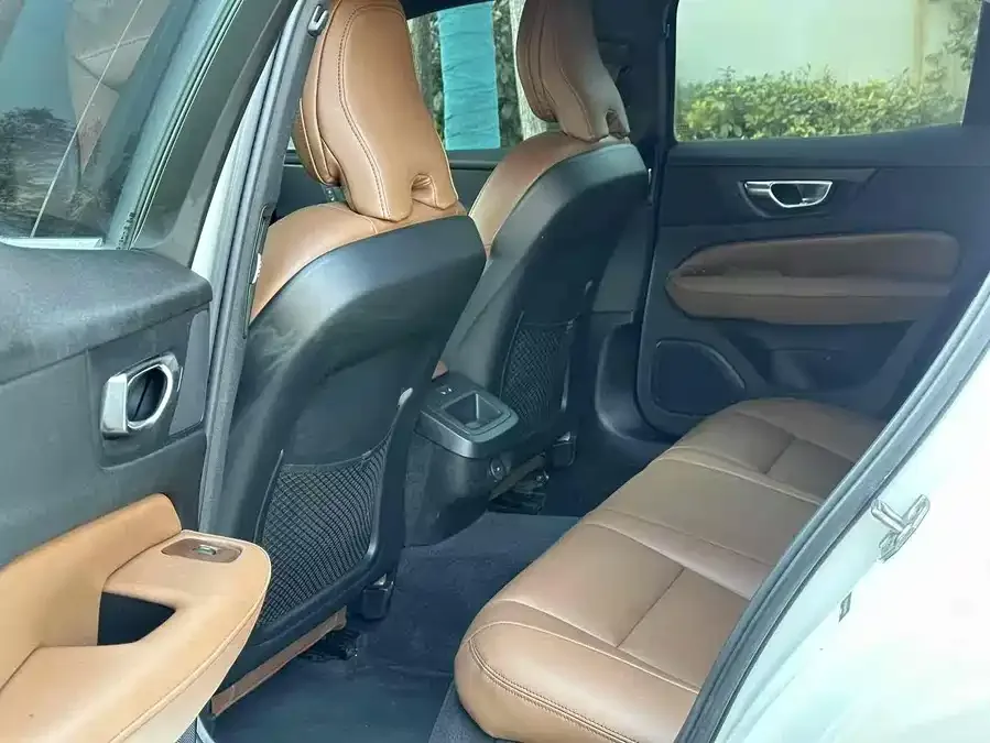 Volvo S60 2022 B4 Zhiyi Luxury Edition 2022 — миниатюра 4