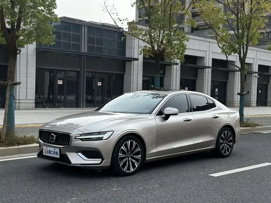 Volvo S60 2024 B4 Zhiyuan Luxury Edition 2024 — фото 1, купить с доставкой в Москву