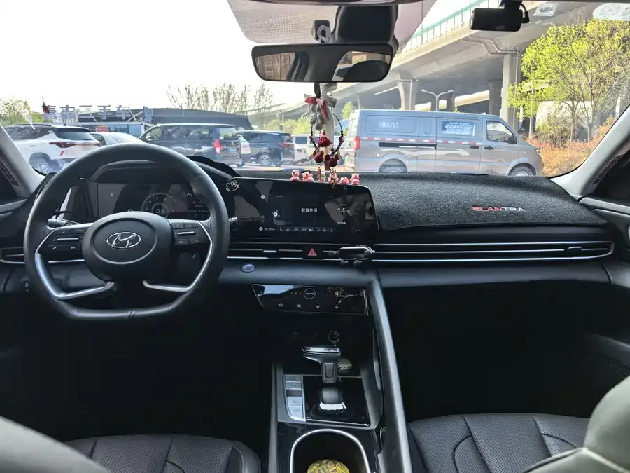 Hyundai Elantra Elantra 2023 1.5L CVT LUX Premium Edition 2022 — миниатюра 3
